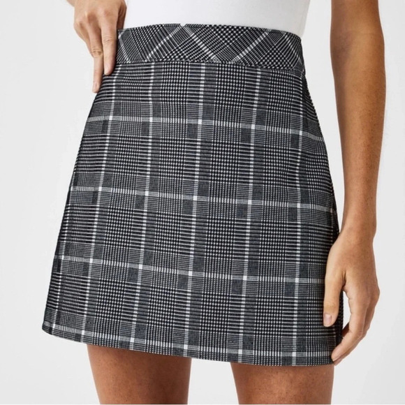 Spanx The Perfect A-line Mini Skirt, 17" in Classic Plaid Jacquard - Picture 7 of 8